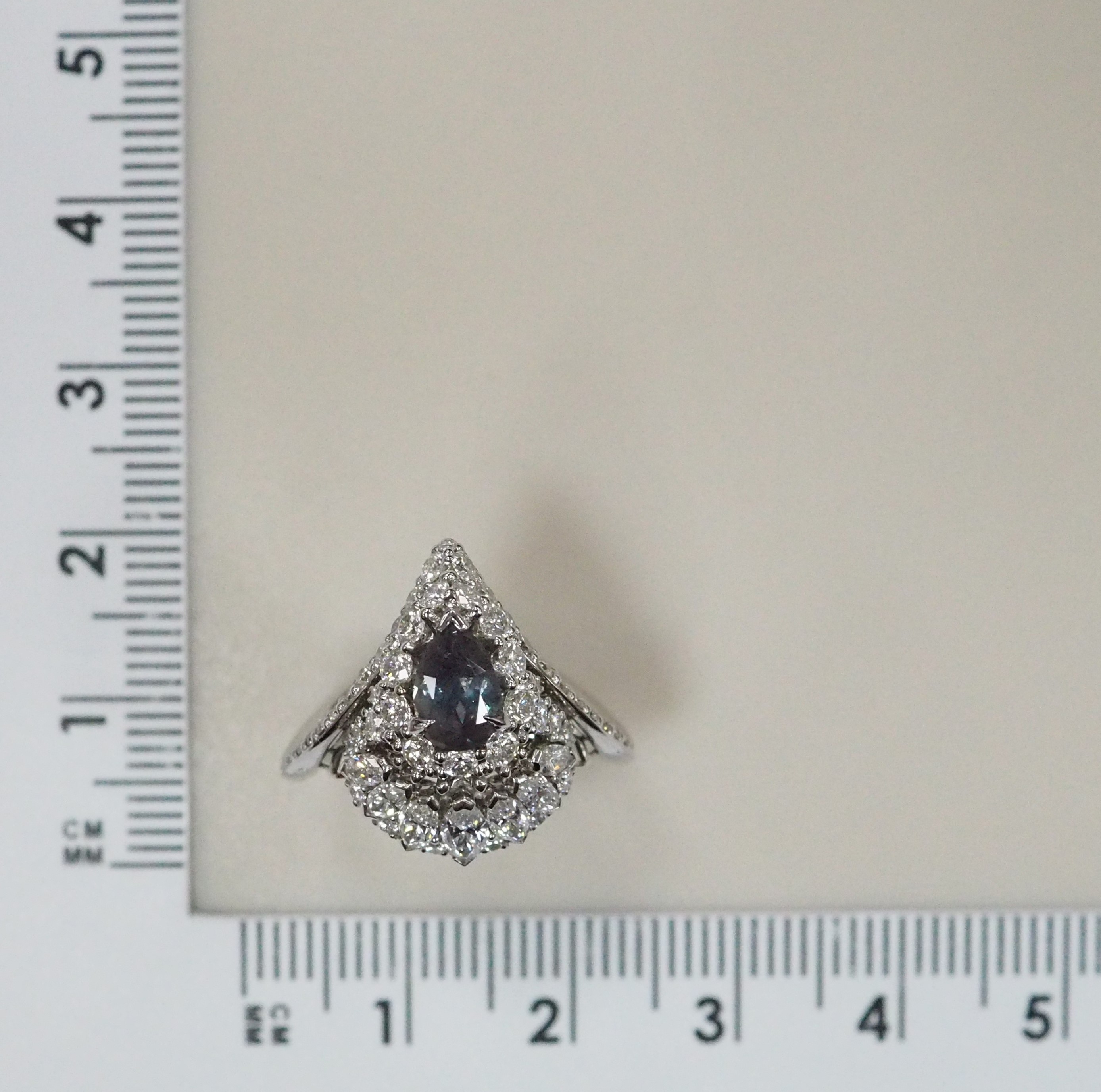 Кольцо из белого золота с александритом